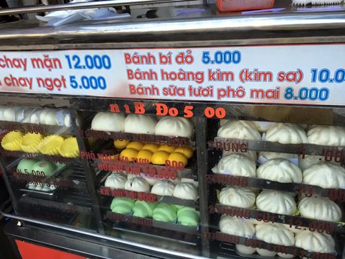 Cách nạp năng lượng khác nhanh, gọn, lẹ khi mắc mưa là tấp vào hàng bánh bao ven đường. Chiếc bánh bao nhân thịt nóng hổi sẽ giúp bạn lấp đầy dạ dày ngay tức khắc. Bánh bao Sài Gòn rất đa dạng, nhất là ở khu người Hoa, quận 5 với giá cả 5.000 – 25.000 đồng tùy loại. Cách nạp năng lượng khác nhanh, gọn, lẹ khi mắc mưa là tấp vào hàng bánh bao ven đường. Chiếc bánh bao nhân thịt nóng hổi sẽ giúp bạn lấp đầy dạ dày ngay tức khắc. Bánh bao Sài Gòn rất đa dạng, nhất là ở khu người Hoa, quận 5 với giá cả 5.000 – 25.000 đồng tùy loại.